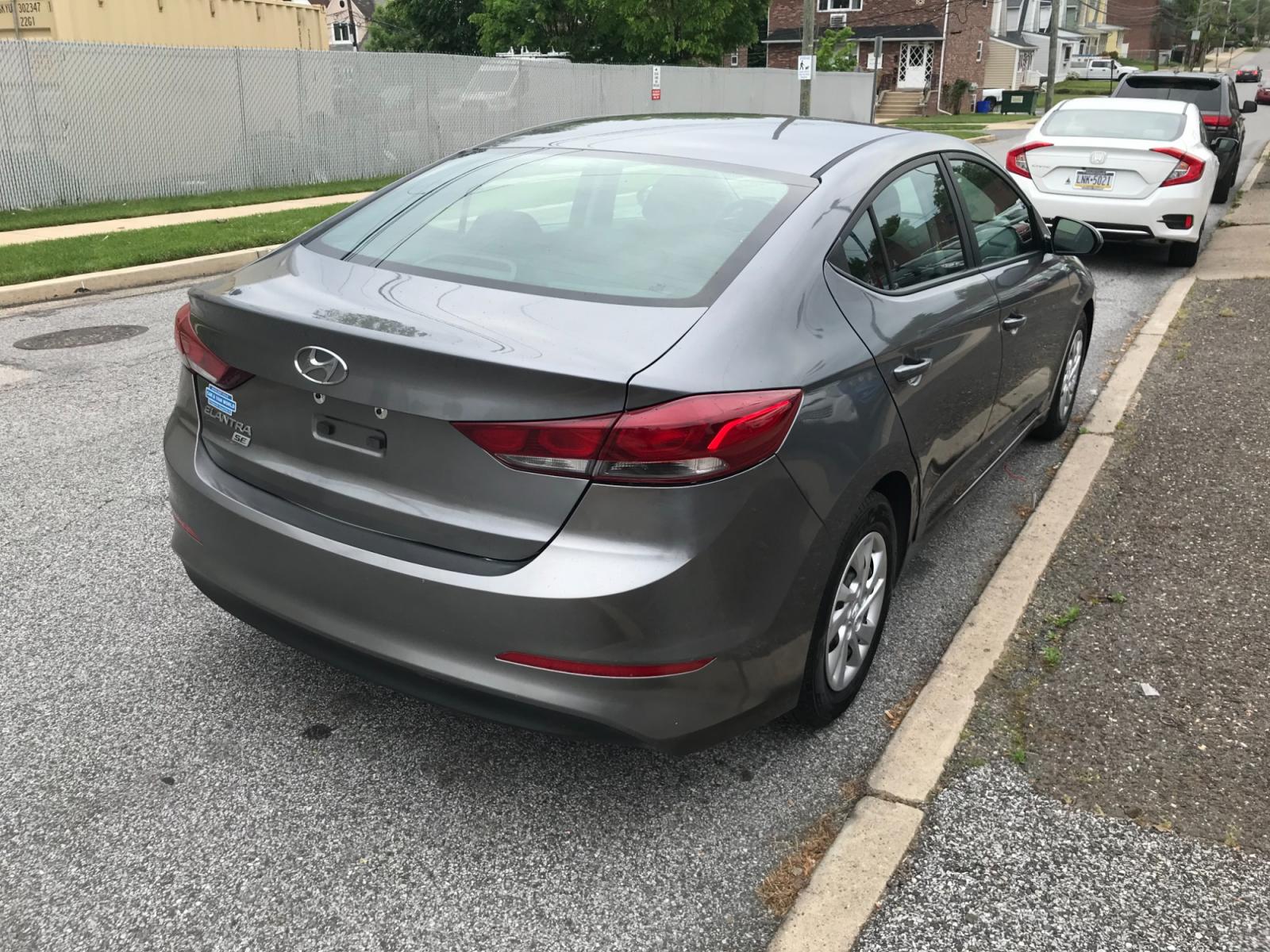 2018 Silver /Gray Hyundai Elantra SE (5NPD74LF3JH) with an 2.0 V4 engine, Automatic transmission, located at 577 Chester Pike, Prospect Park, PA, 19076, (610) 237-1015, 39.886154, -75.302338 - 2018 Hyundai Elantra SE: Great on gas, new PA inspection, SUPER CLEAN, runs LIKE NEW! This vehicle comes inspected and has been given a bumper to bumper safety check. It is very clean, reliable, and well maintained. We offer a unique pay plan that is known for being the easiest and fastest financ - Photo #4